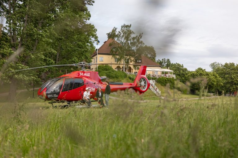 1 grinda helicopter in front of restaurant