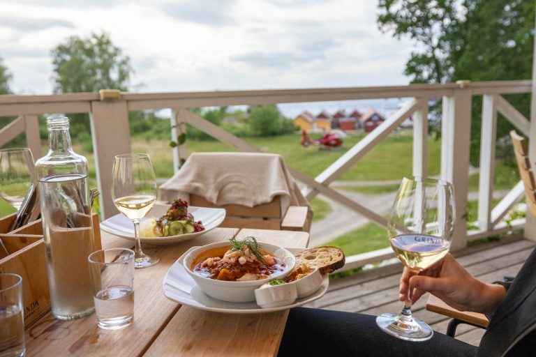 2 grinda lunch with helicopter in background