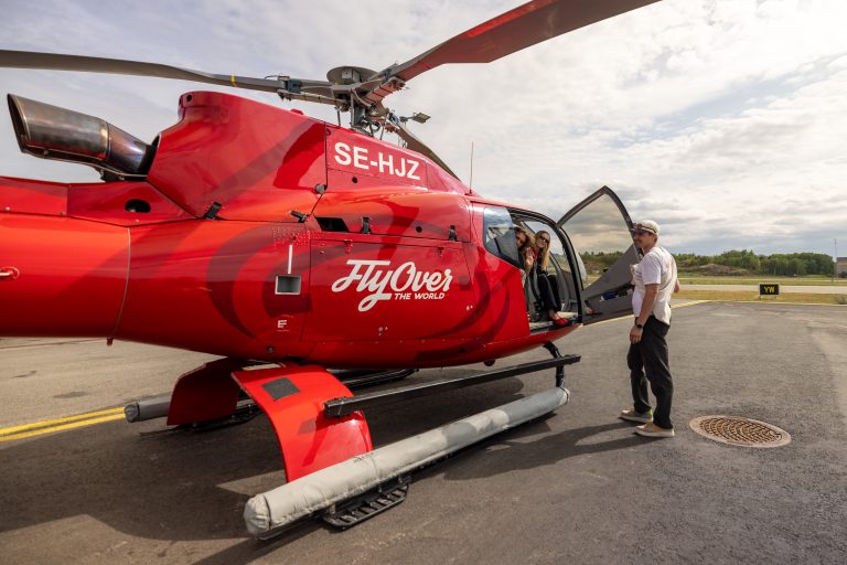 2 stockholm waving from helicopter on ground