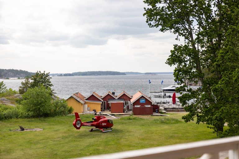 3 grinda sight on water